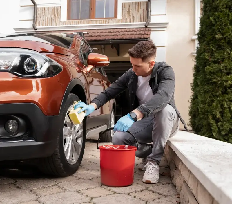 Lavage auto à domicile Monterfil : professionnel intervenant sur un véhicule